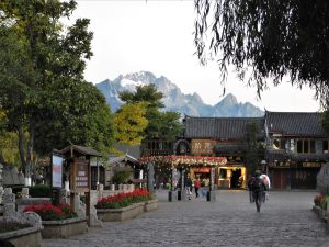 雲南省・玉龍雪山、玉龍雪山と藍月谷、麗江古城の写真　古城と神の雪山3-11