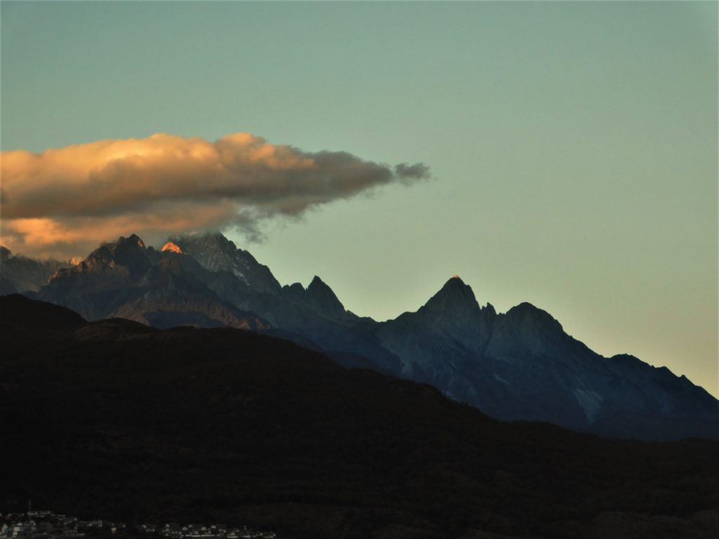 雲南省・玉龍雪山、玉龍雪山と藍月谷、麗江古城の写真　古城と神の雪山3-2