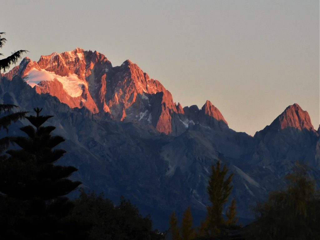 雲南省・玉龍雪山、玉龍雪山と藍月谷、麗江古城の写真　古城と神の雪山3-3