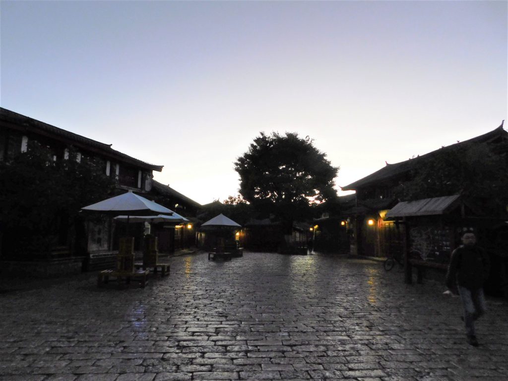 雲南省・玉龍雪山、玉龍雪山と藍月谷、麗江古城の写真　古城と神の雪山3-4