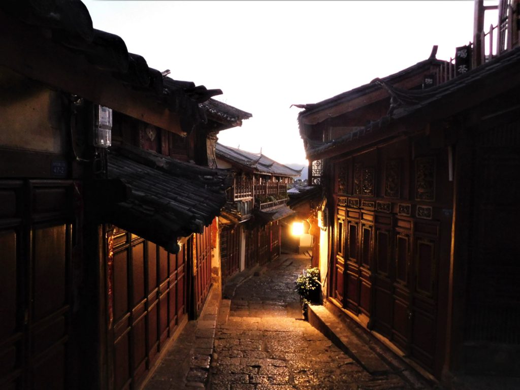 雲南省・玉龍雪山、玉龍雪山と藍月谷、麗江古城の写真　古城と神の雪山3-5