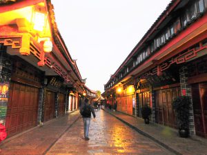 雲南省・玉龍雪山、玉龍雪山と藍月谷、麗江古城の写真　古城と神の雪山3-6