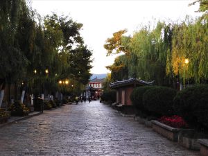 雲南省・玉龍雪山、玉龍雪山と藍月谷、麗江古城の写真　古城と神の雪山3-7