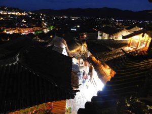 雲南省・玉龍雪山、玉龍雪山と藍月谷、麗江古城の写真　古城と神の雪山3-9