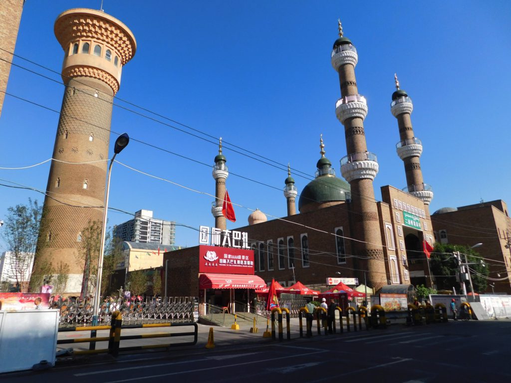 新疆ウィグル自治区・蘭州から烏魯木斉へ 烏魯木斉 ジュンガル盆地 砂漠の道 カナスへの玄関、布爾津 阿勒泰の深緑の谷の写真　烏魯木斉（ウルムチ）からカナスへ2-1