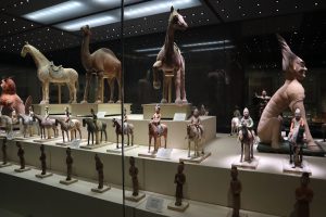 新疆ウィグル自治区・蘭州から烏魯木斉へ 烏魯木斉 ジュンガル盆地 砂漠の道 カナスへの玄関、布爾津 阿勒泰の深緑の谷の写真　烏魯木斉（ウルムチ）からカナスへ2-10