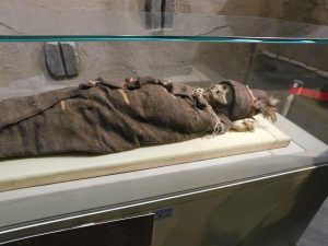 新疆ウィグル自治区・蘭州から烏魯木斉へ 烏魯木斉 ジュンガル盆地 砂漠の道 カナスへの玄関、布爾津 阿勒泰の深緑の谷の写真　烏魯木斉（ウルムチ）からカナスへ2-11