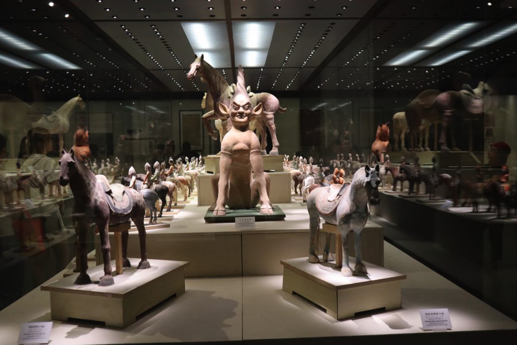 新疆ウィグル自治区・蘭州から烏魯木斉へ 烏魯木斉 ジュンガル盆地 砂漠の道 カナスへの玄関、布爾津 阿勒泰の深緑の谷の写真　烏魯木斉（ウルムチ）からカナスへ2-4