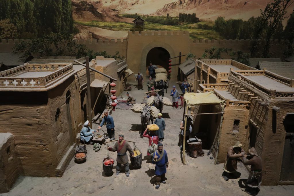 新疆ウィグル自治区・蘭州から烏魯木斉へ 烏魯木斉 ジュンガル盆地 砂漠の道 カナスへの玄関、布爾津 阿勒泰の深緑の谷の写真　烏魯木斉（ウルムチ）からカナスへ2-5