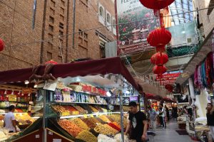 新疆ウィグル自治区・蘭州から烏魯木斉へ 烏魯木斉 ジュンガル盆地 砂漠の道 カナスへの玄関、布爾津 阿勒泰の深緑の谷の写真　烏魯木斉（ウルムチ）からカナスへ2-6