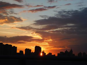 新疆ウィグル自治区・蘭州から烏魯木斉へ 烏魯木斉 ジュンガル盆地 砂漠の道 カナスへの玄関、布爾津 阿勒泰の深緑の谷の写真　烏魯木斉（ウルムチ）からカナスへ2-7