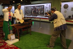 新疆ウィグル自治区・蘭州から烏魯木斉へ 烏魯木斉 ジュンガル盆地 砂漠の道 カナスへの玄関、布爾津 阿勒泰の深緑の谷の写真　烏魯木斉（ウルムチ）からカナスへ2-8