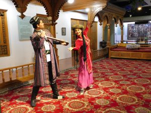 新疆ウィグル自治区・蘭州から烏魯木斉へ 烏魯木斉 ジュンガル盆地 砂漠の道 カナスへの玄関、布爾津 阿勒泰の深緑の谷の写真　烏魯木斉（ウルムチ）からカナスへ2-9