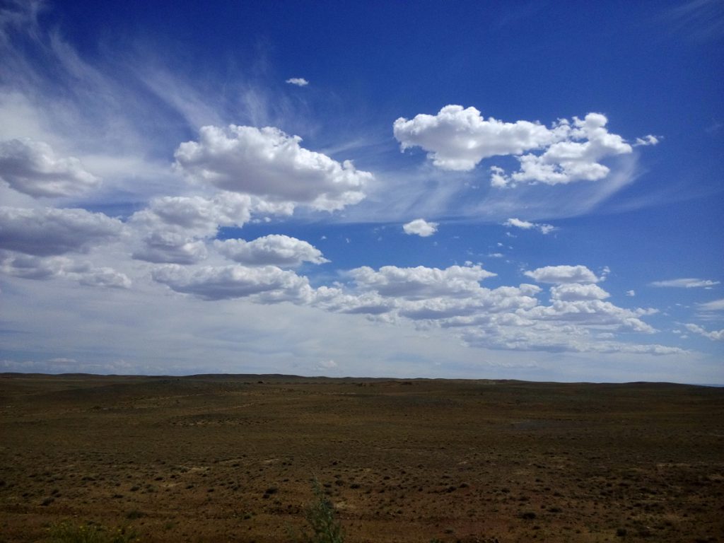 新疆ウィグル自治区・蘭州から烏魯木斉へ 烏魯木斉 ジュンガル盆地 砂漠の道 カナスへの玄関、布爾津 阿勒泰の深緑の谷の写真　烏魯木斉（ウルムチ）からカナスへ3-1
