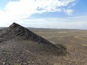 新疆ウィグル自治区・蘭州から烏魯木斉へ 烏魯木斉 ジュンガル盆地 砂漠の道 カナスへの玄関、布爾津 阿勒泰の深緑の谷の写真　烏魯木斉（ウルムチ）からカナスへ3-11