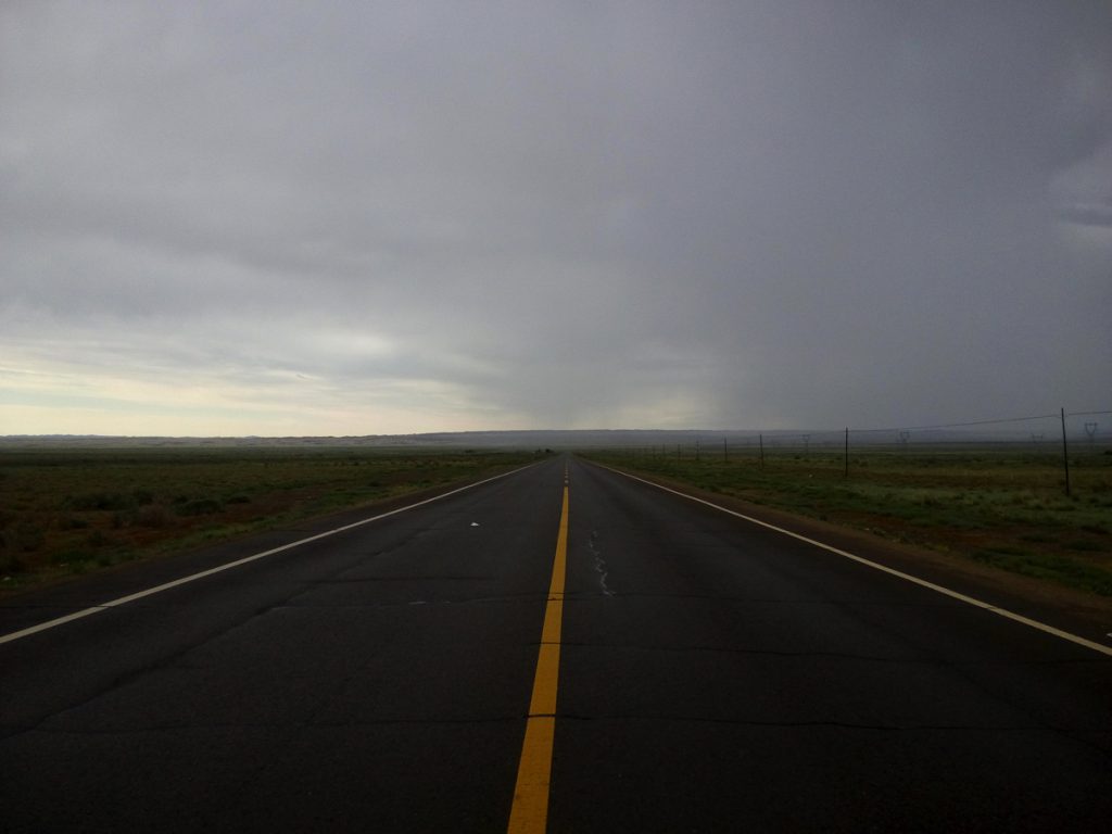 新疆ウィグル自治区・蘭州から烏魯木斉へ 烏魯木斉 ジュンガル盆地 砂漠の道 カナスへの玄関、布爾津 阿勒泰の深緑の谷の写真　烏魯木斉（ウルムチ）からカナスへ3-2