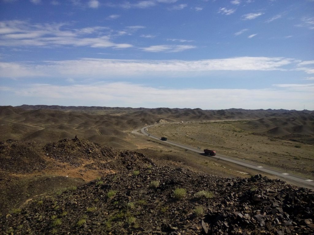 新疆ウィグル自治区・蘭州から烏魯木斉へ 烏魯木斉 ジュンガル盆地 砂漠の道 カナスへの玄関、布爾津 阿勒泰の深緑の谷の写真　烏魯木斉（ウルムチ）からカナスへ3-3