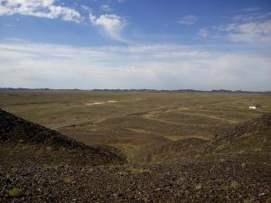新疆ウィグル自治区・蘭州から烏魯木斉へ 烏魯木斉 ジュンガル盆地 砂漠の道 カナスへの玄関、布爾津 阿勒泰の深緑の谷の写真　烏魯木斉（ウルムチ）からカナスへ3-7