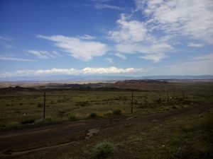 新疆ウィグル自治区・蘭州から烏魯木斉へ 烏魯木斉 ジュンガル盆地 砂漠の道 カナスへの玄関、布爾津 阿勒泰の深緑の谷の写真　烏魯木斉（ウルムチ）からカナスへ3-8