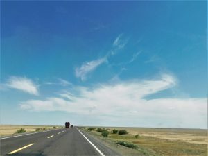 新疆ウィグル自治区・蘭州から烏魯木斉へ 烏魯木斉 ジュンガル盆地 砂漠の道 カナスへの玄関、布爾津 阿勒泰の深緑の谷の写真　烏魯木斉（ウルムチ）からカナスへ3-9