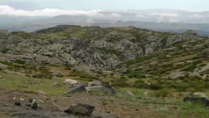 新疆ウィグル自治区・蘭州から烏魯木斉へ 烏魯木斉 ジュンガル盆地 砂漠の道 カナスへの玄関、布爾津 阿勒泰の深緑の谷の写真　烏魯木斉（ウルムチ）からカナスへ4-11