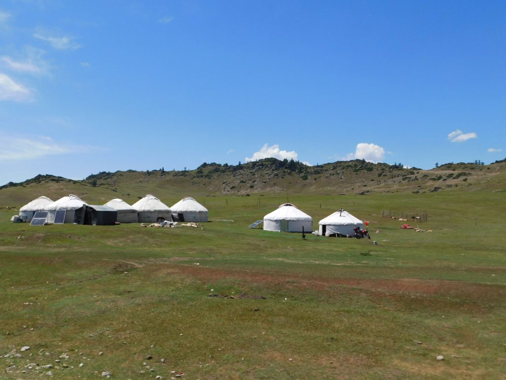 新疆ウィグル自治区・蘭州から烏魯木斉へ 烏魯木斉 ジュンガル盆地 砂漠の道 カナスへの玄関、布爾津 阿勒泰の深緑の谷の写真　烏魯木斉（ウルムチ）からカナスへ4-2