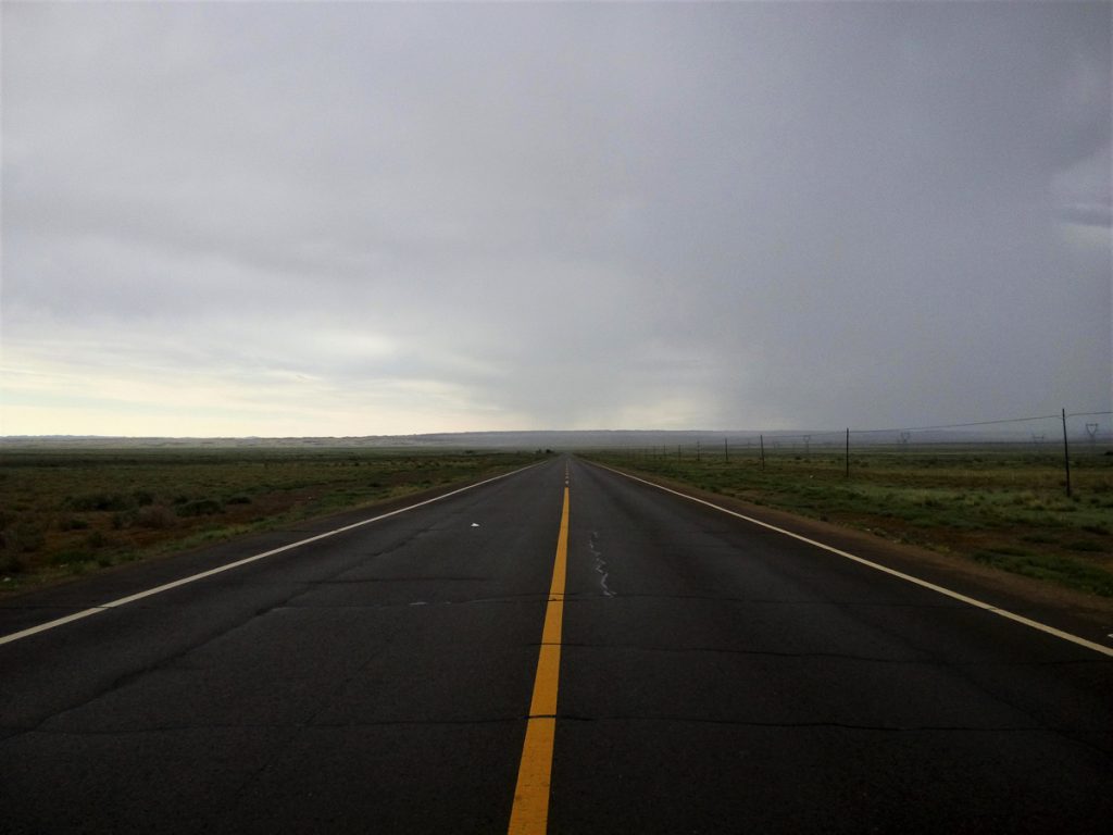 新疆ウィグル自治区・蘭州から烏魯木斉へ 烏魯木斉 ジュンガル盆地 砂漠の道 カナスへの玄関、布爾津 阿勒泰の深緑の谷の写真　烏魯木斉（ウルムチ）からカナスへ4-5