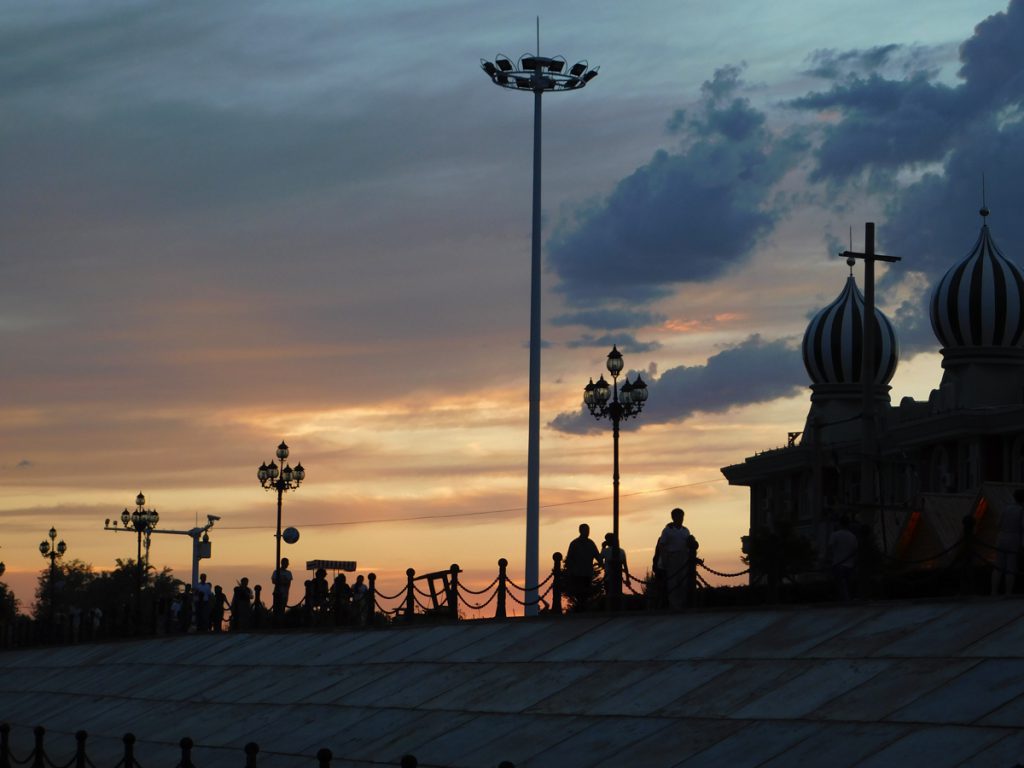新疆ウィグル自治区・蘭州から烏魯木斉へ 烏魯木斉 ジュンガル盆地 砂漠の道 カナスへの玄関、布爾津 阿勒泰の深緑の谷の写真　烏魯木斉（ウルムチ）からカナスへ5-1