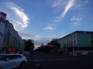 新疆ウィグル自治区・蘭州から烏魯木斉へ 烏魯木斉 ジュンガル盆地 砂漠の道 カナスへの玄関、布爾津 阿勒泰の深緑の谷の写真　烏魯木斉（ウルムチ）からカナスへ5-11