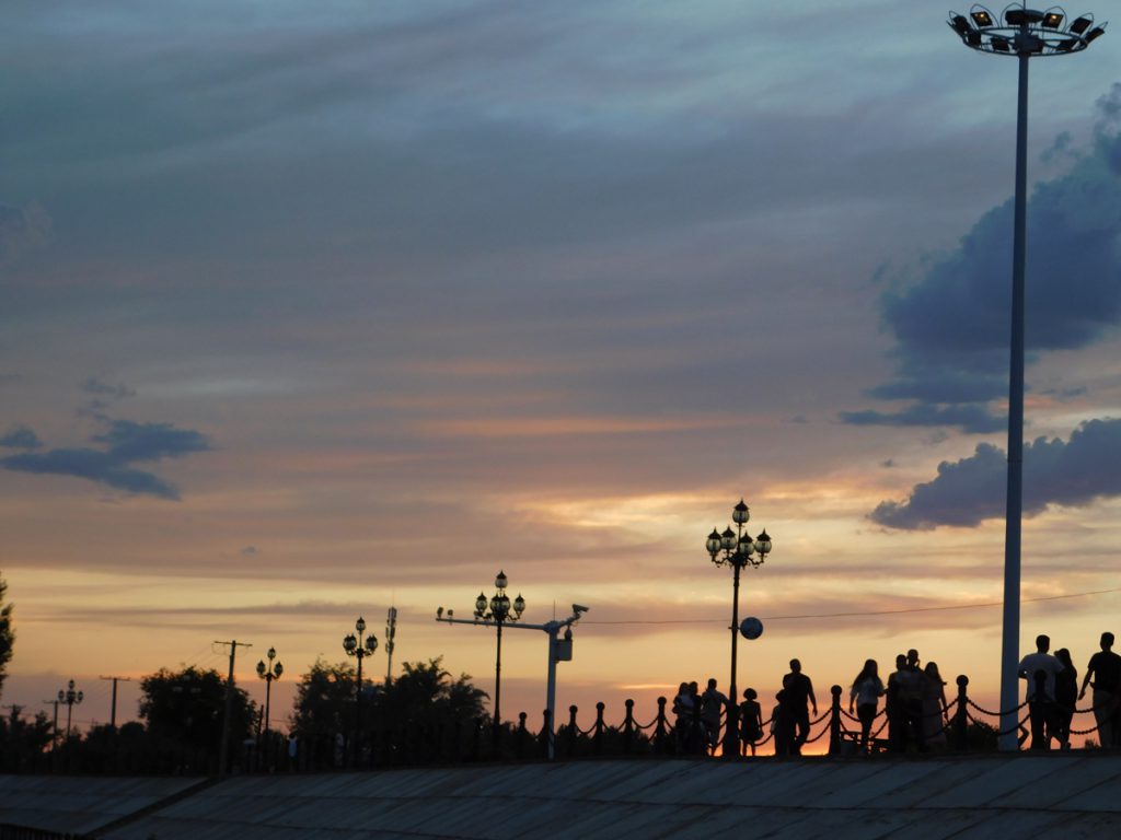 新疆ウィグル自治区・蘭州から烏魯木斉へ 烏魯木斉 ジュンガル盆地 砂漠の道 カナスへの玄関、布爾津 阿勒泰の深緑の谷の写真　烏魯木斉（ウルムチ）からカナスへ5-2