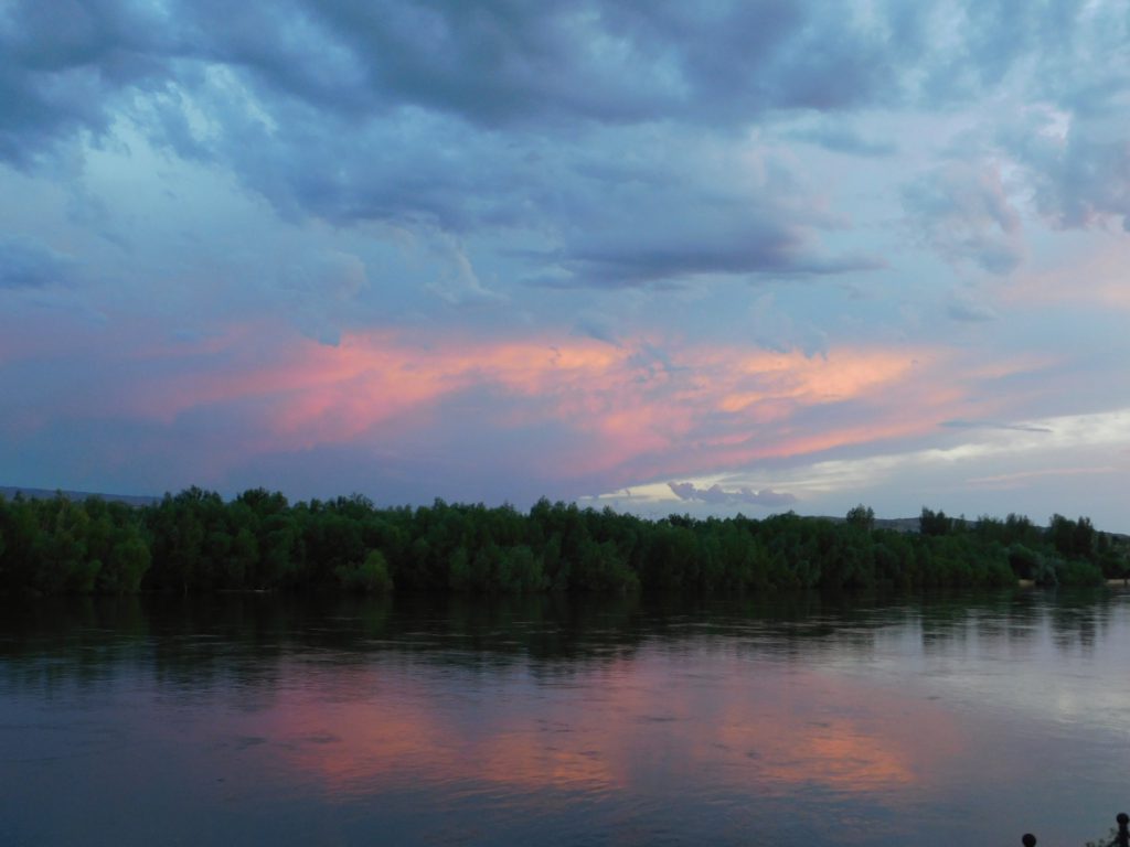 新疆ウィグル自治区・蘭州から烏魯木斉へ 烏魯木斉 ジュンガル盆地 砂漠の道 カナスへの玄関、布爾津 阿勒泰の深緑の谷の写真　烏魯木斉（ウルムチ）からカナスへ5-3