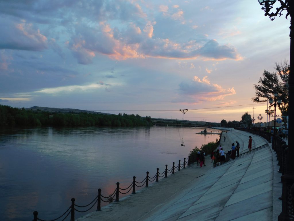 新疆ウィグル自治区・蘭州から烏魯木斉へ 烏魯木斉 ジュンガル盆地 砂漠の道 カナスへの玄関、布爾津 阿勒泰の深緑の谷の写真　烏魯木斉（ウルムチ）からカナスへ5-4