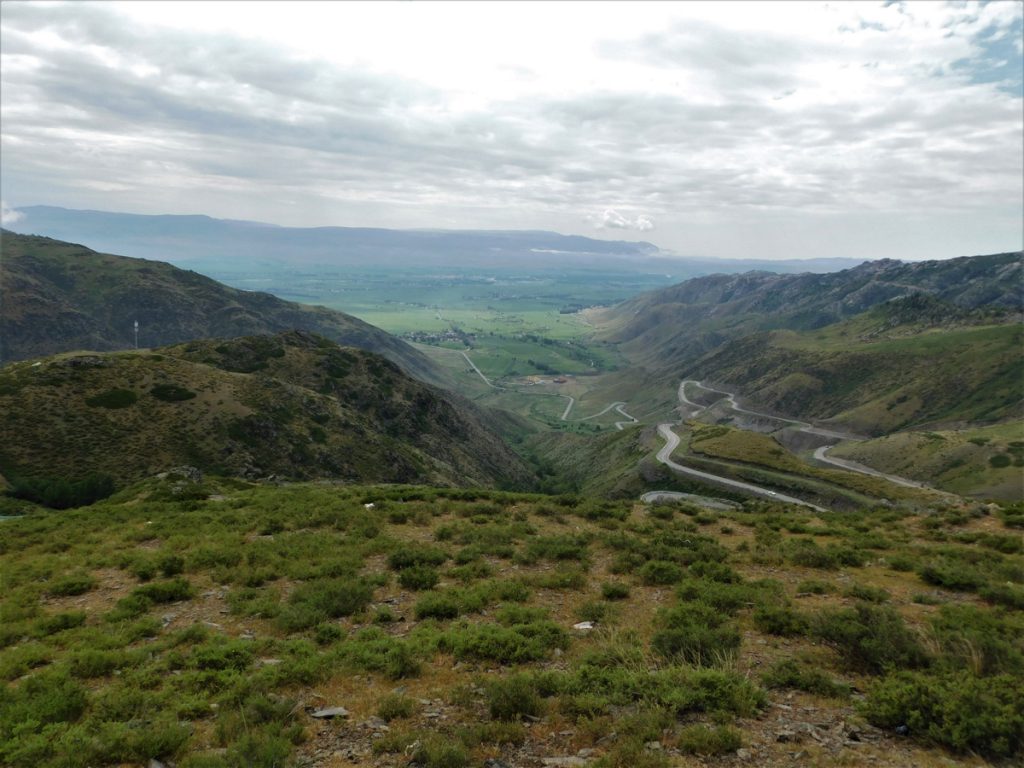 新疆ウィグル自治区・蘭州から烏魯木斉へ 烏魯木斉 ジュンガル盆地 砂漠の道 カナスへの玄関、布爾津 阿勒泰の深緑の谷の写真　烏魯木斉（ウルムチ）からカナスへ5-5