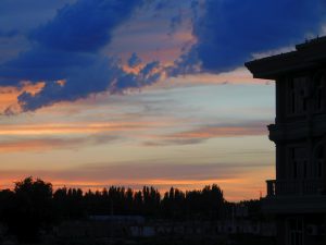 新疆ウィグル自治区・蘭州から烏魯木斉へ 烏魯木斉 ジュンガル盆地 砂漠の道 カナスへの玄関、布爾津 阿勒泰の深緑の谷の写真　烏魯木斉（ウルムチ）からカナスへ5-6