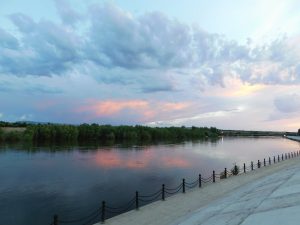 新疆ウィグル自治区・蘭州から烏魯木斉へ 烏魯木斉 ジュンガル盆地 砂漠の道 カナスへの玄関、布爾津 阿勒泰の深緑の谷の写真　烏魯木斉（ウルムチ）からカナスへ5-7