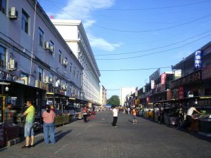 新疆ウィグル自治区・蘭州から烏魯木斉へ 烏魯木斉 ジュンガル盆地 砂漠の道 カナスへの玄関、布爾津 阿勒泰の深緑の谷の写真　烏魯木斉（ウルムチ）からカナスへ5-8