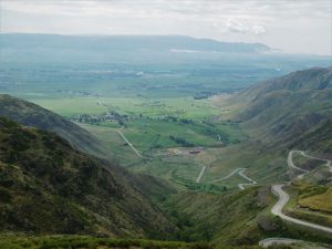 新疆ウィグル自治区・蘭州から烏魯木斉へ 烏魯木斉 ジュンガル盆地 砂漠の道 カナスへの玄関、布爾津 阿勒泰の深緑の谷の写真　烏魯木斉（ウルムチ）からカナスへ5-9