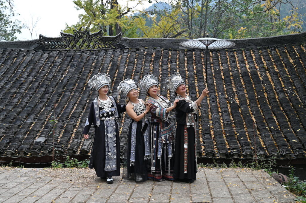 貴州省・の写真　カルスト峰の林と古銀杏の村、大瀑布2-3