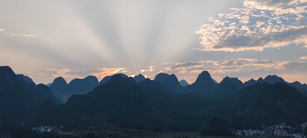 貴州省・の写真　カルスト峰の林と古銀杏の村、大瀑布3-1