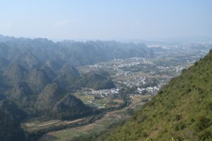 貴州省・の写真　カルスト峰の林と古銀杏の村、大瀑布3-10