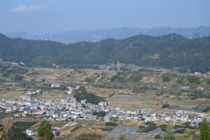 貴州省・の写真　カルスト峰の林と古銀杏の村、大瀑布3-11