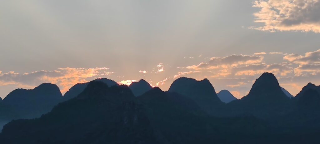 貴州省・の写真　カルスト峰の林と古銀杏の村、大瀑布3-2