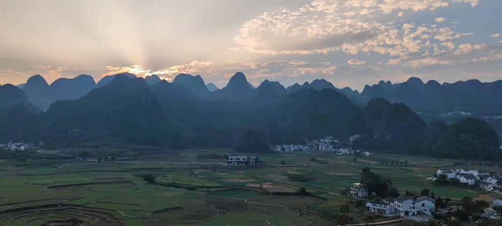 貴州省・の写真　カルスト峰の林と古銀杏の村、大瀑布3-3