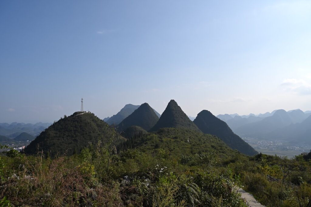 貴州省・の写真　カルスト峰の林と古銀杏の村、大瀑布3-4