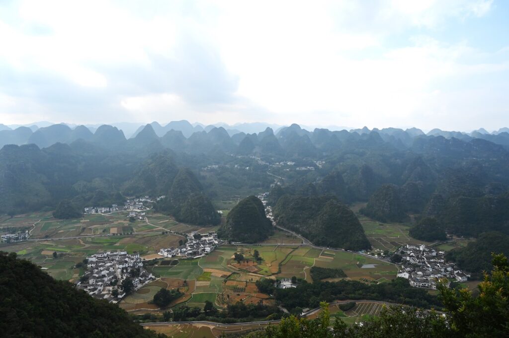 貴州省・の写真　カルスト峰の林と古銀杏の村、大瀑布4-1