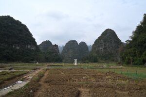 貴州省・の写真　カルスト峰の林と古銀杏の村、大瀑布4-10