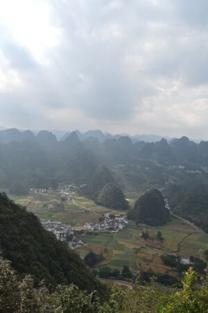 貴州省・の写真　カルスト峰の林と古銀杏の村、大瀑布4-11