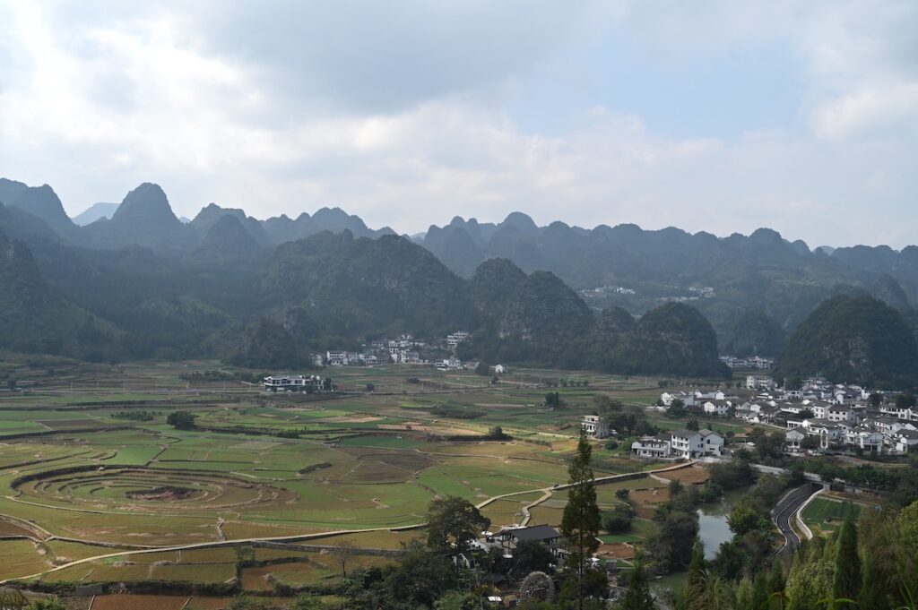 貴州省・の写真　カルスト峰の林と古銀杏の村、大瀑布4-2