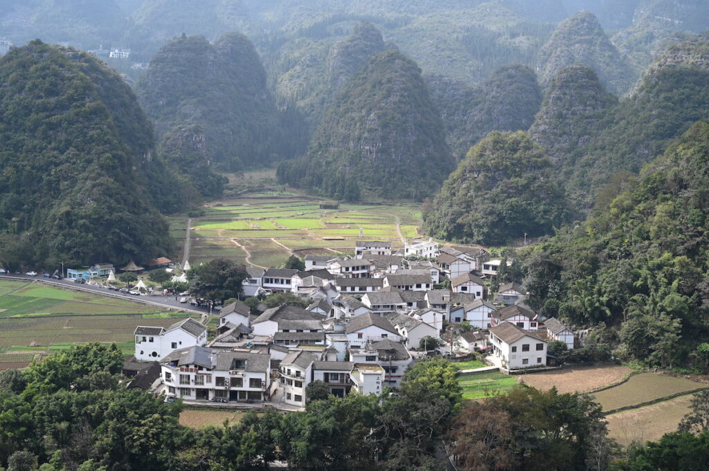貴州省・の写真　カルスト峰の林と古銀杏の村、大瀑布4-3