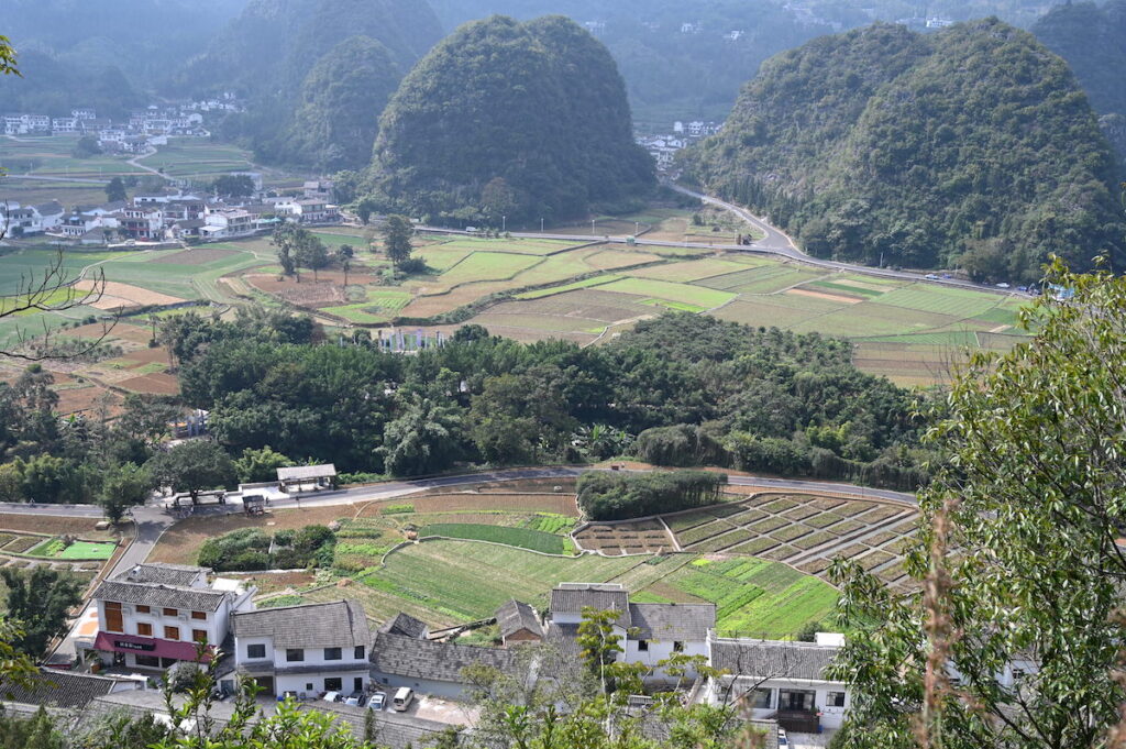 貴州省・の写真　カルスト峰の林と古銀杏の村、大瀑布4-4
